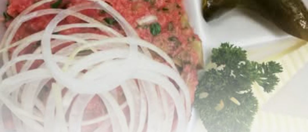 Rindertartar mit Zwiebeln, Gewürzgurken und Kräutern auf einem weißen Teller, mit dem Datum 'Mittwoch, 31. Dezember 2025 von 16:00 bis 20:00' im Vordergrund.