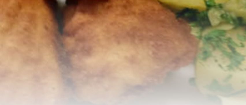 Nahaufnahme von gebratenem Fisch mit einer Zitronenscheibe, Kartoffelpüree und grünen Kräutern auf einem Teller. Der Textüberlagerung lautet 'Freitag, 2. Januar 2026 von 11:00 bis 19:00 Jobi-Fischschnitzeltag - Rein ins Neue Jahr'.