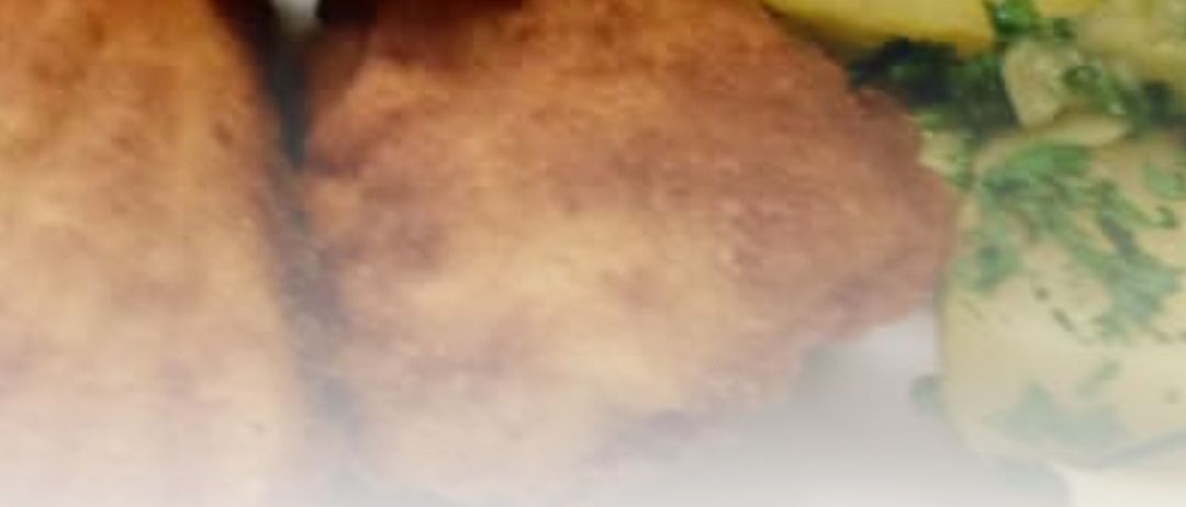 Nahaufnahme von gebratenem Fisch mit einer Zitronenscheibe, Kartoffelpüree und grünen Kräutern auf einem Teller. Der Textüberlagerung lautet 'Freitag, 2. Januar 2026 von 11:00 bis 19:00 Jobi-Fischschnitzeltag - Rein ins Neue Jahr'.