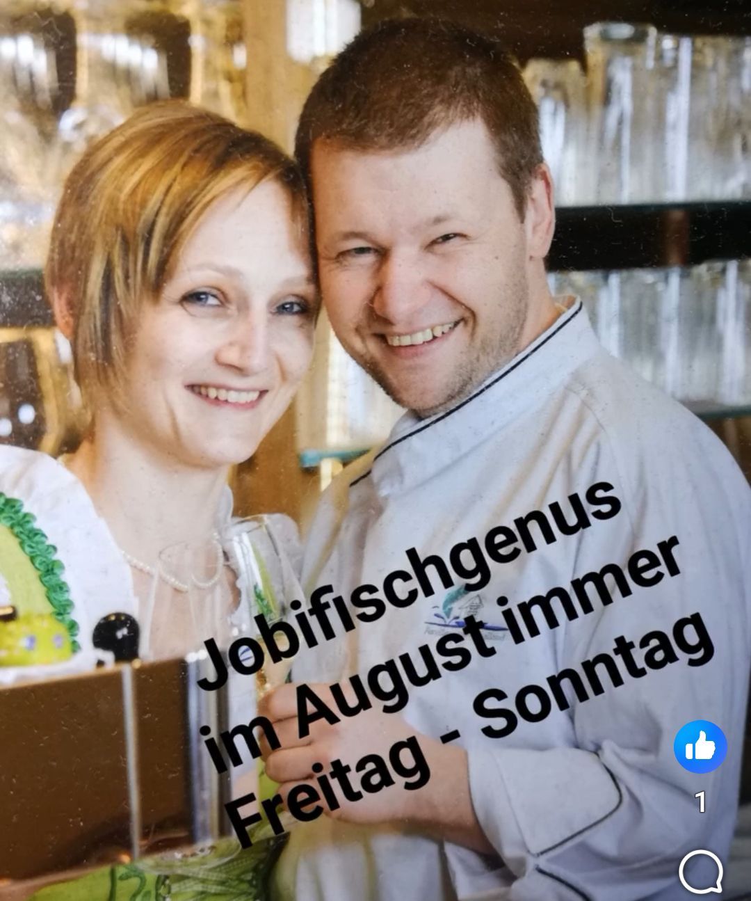 Ein Mann und eine Frau lächeln und posieren für ein Foto in einem Restaurant mit Textüberlagerung.