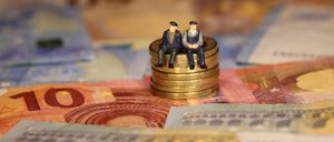 Bild enthält, Person, Money