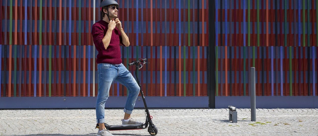 Bild enthält, Scooter, Transportation, Vehicle, E-scooter, Clothing, Pants, Head, Person, Face, Photography