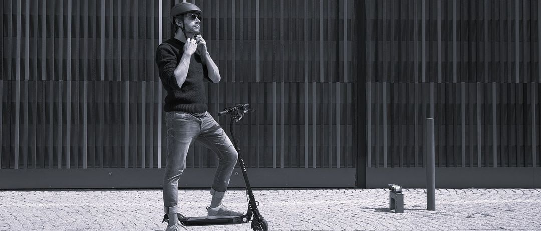 Bild enthält, Photography, E-scooter, Adult, Male, Man, Person, Helmet, Face, Portrait, Hat