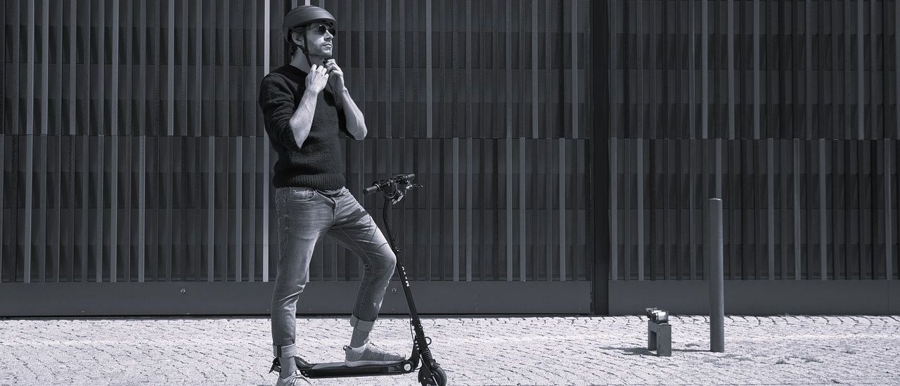 Bild enthält, Photography, E-scooter, Adult, Male, Man, Person, Helmet, Face, Portrait, Hat