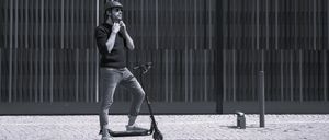 Bild enthält, Photography, E-scooter, Adult, Male, Man, Person, Helmet, Face, Portrait, Hat