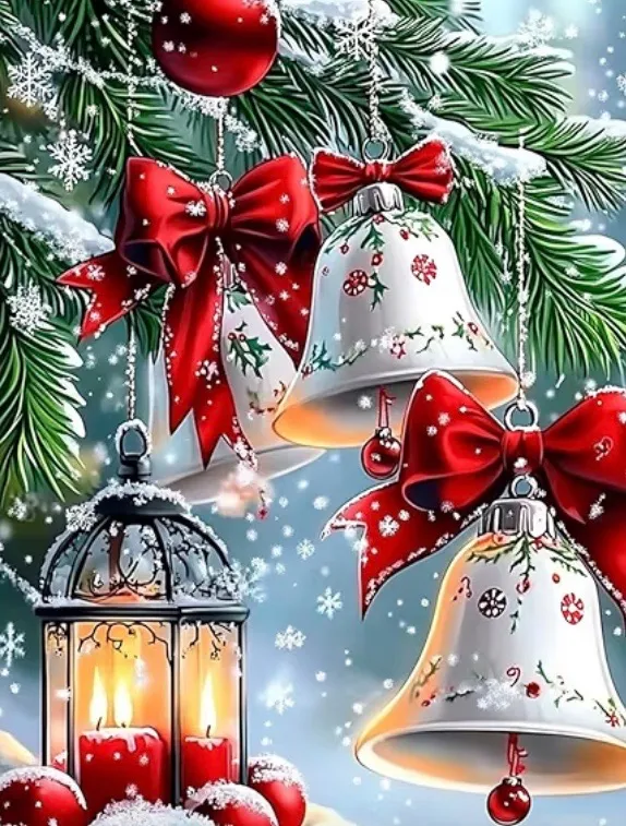 Ein verschneiter Weihnachtsbaum, geschmückt mit Glocken, Schleifen und Schneeflocken. Ein Laterne mit Kerzen leuchtet warm. Die Szene ist festlich und magisch.