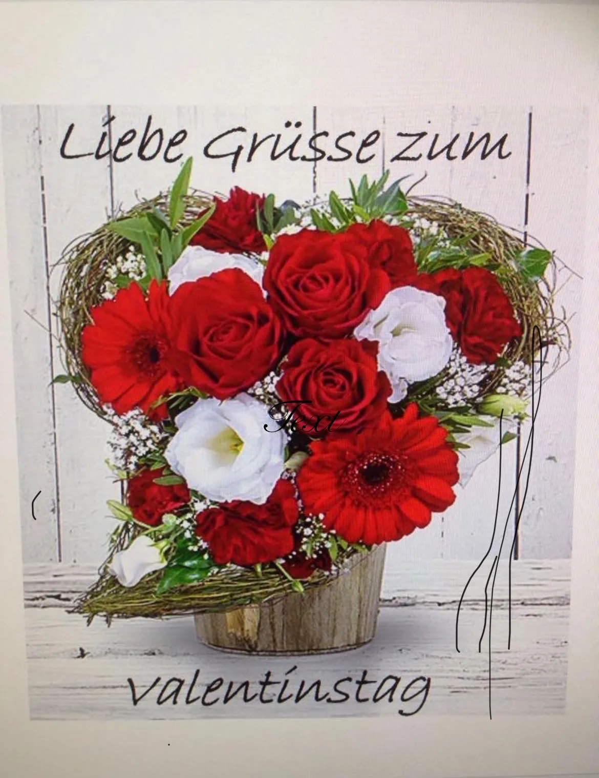 Ein herzförmiger Strauß aus roten und weißen Rosen und Gänseblümchen in einem Holzvase, mit einem rustikalen hölzernen Hintergrund. Der Strauß ist beschriftet mit 'Liebe Grüße zum Valentinstag'.