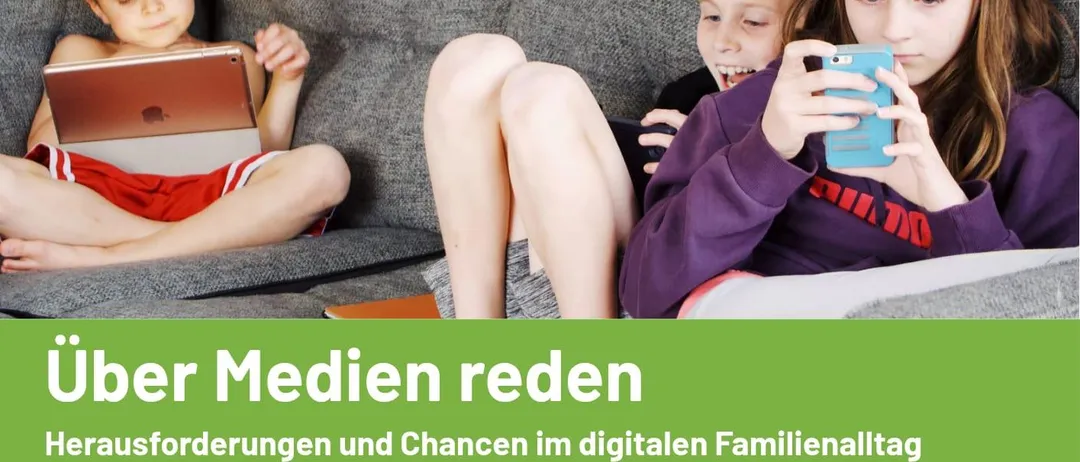 Ein Flyer bewirbt einen digitalen Familientag. Drei Kinder nutzen digitale Geräte. Die Veranstaltung mit Isabella Kranacher, BA MPA, behandelt Medienherausforderungen und Chancen. Datum: 15.04.2026. Zeit: 18 bis 19:30 Uhr. Ort: Volksschule Gerstdorf.