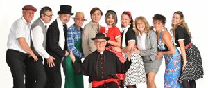Eine Gruppe von Erwachsenen in Kostümen und Hüten, die für ein Foto in einer Reihe stehen. Ein Mann in einer schwarzen Robe kauert vorne.