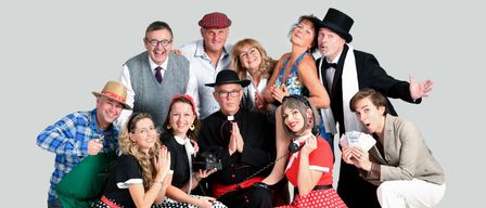 Eine Gruppe von Erwachsenen in Vintage-Kleidung und Hüten posiert für ein Foto, einige lächeln und halten Requisiten wie Telefone und Geld.