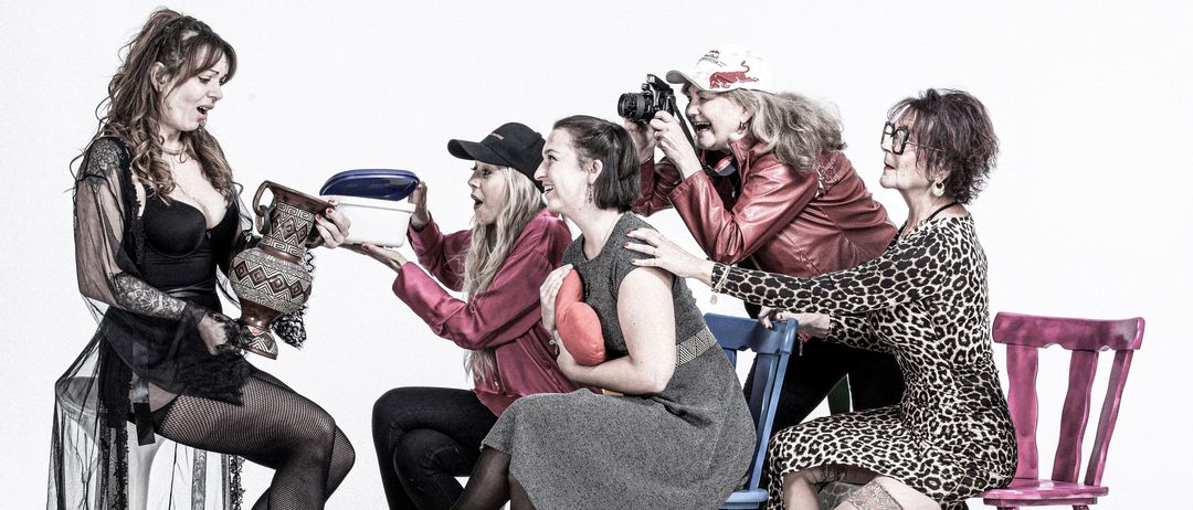 Bild enthält, Photography, Adult, Female, Person, Woman, Shoe, High Heel, Chair, People, Face