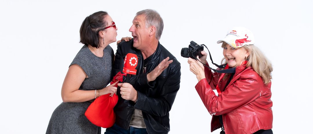 Bild enthält, Photography, Adult, Female, Person, Woman, Jeans, Jacket, Male, Man, Shoe