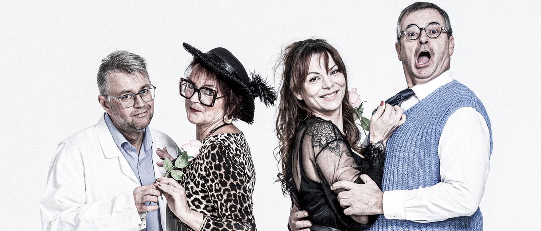 Bild enthält, Coat, Long Sleeve, Adult, Female, Person, Woman, Pants, Shoe, Male, Man