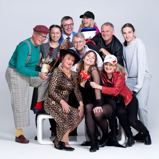 Bild enthält, People, Person, Adult, Female, Woman, Groupshot, Photography, Portrait, Male, Man