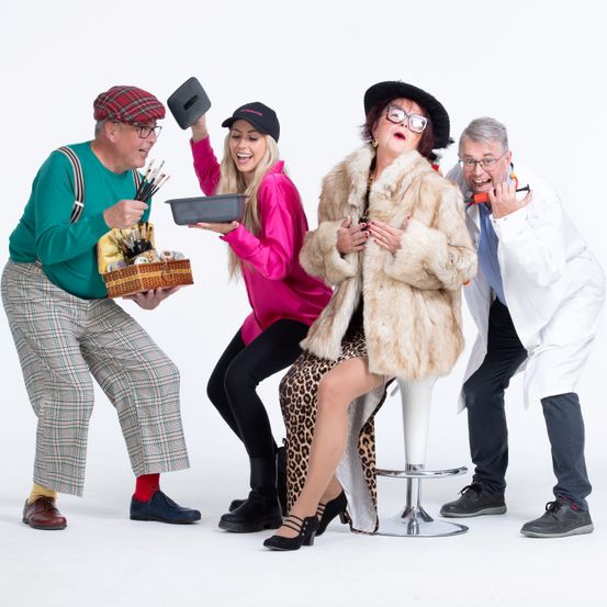 Bild enthält, Adult, Female, Person, Woman, Photography, Coat, Shoe, Male, Man, Portrait