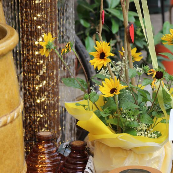 Bild enthält, Flower, Flower Arrangement, Plant, Flower Bouquet, Sunflower, Daisy, Ikebana, Pot, Pottery, Jar