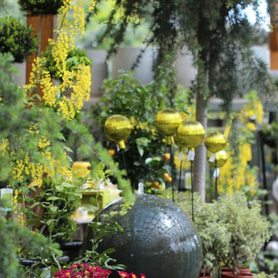 Bild enthält, Garden, Nature, Outdoors, Potted Plant, Sphere, Flower, Flower Arrangement, Planter, Pottery, Tree