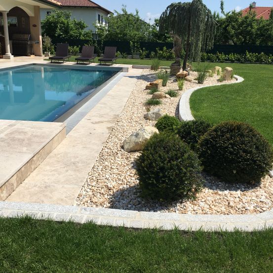 Bild enthält, Backyard, Outdoors, Yard, Path, Walkway, Grass, Chair, Pool, Lawn, Housing