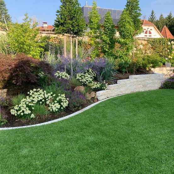 Bild enthält, Grass, Backyard, Nature, Outdoors, Yard, Lawn, Garden, Chair, Vegetation, Tree