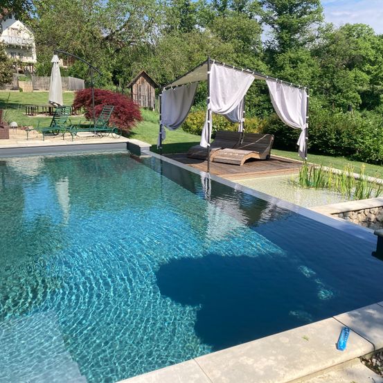 Bild enthält, Pool, Water, Backyard, Nature, Outdoors, Yard, Swimming Pool, Chair, Furniture, Aerial View
