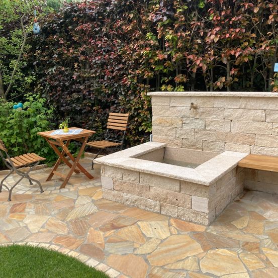 Bild enthält, Path, Walkway, Flagstone, Backyard, Chair, Housing, Patio, Desk, Floor, Interior Design