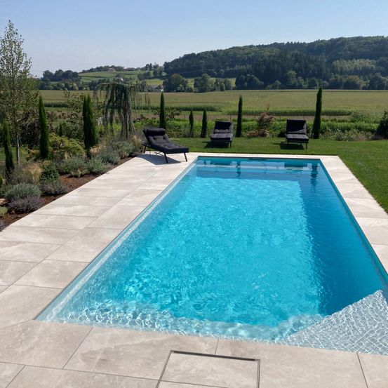 Bild enthält, Pool, Water, Swimming Pool, Outdoors, Backyard, Nature, Yard, Chair, Aerial View, Hot Tub