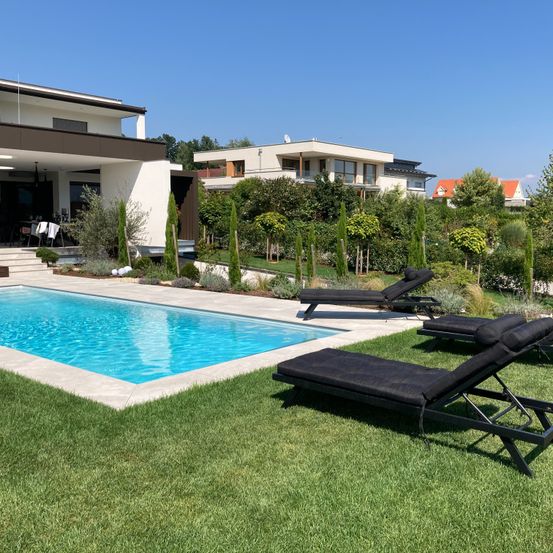 Bild enthält, Housing, Villa, Backyard, Outdoors, Pool, Water, Chair, Swimming Pool, Person, Grass