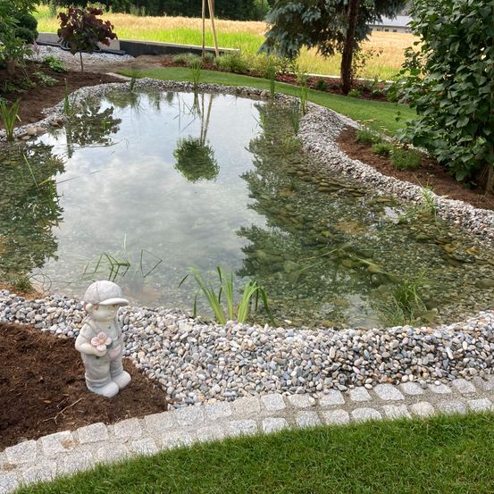 Bild enthält, Nature, Outdoors, Pond, Water, Grass, Plant, Person, Garden