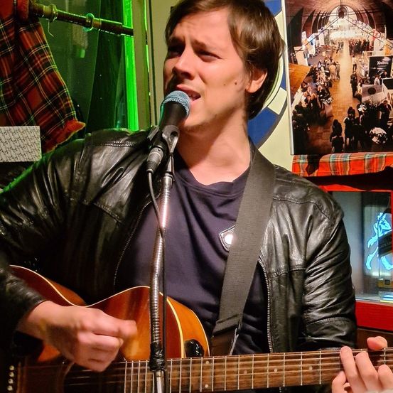 Bild enthält, Guitar, Microphone, Performer, Person, Solo Performance, Adult, Male, Man, Guitarist, Face