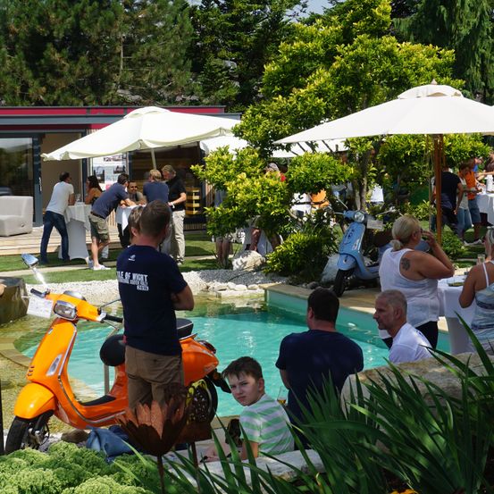 Bild enthält, Potted Plant, Summer, Person, Garden, Boy, Child, Male, Shoe, Water, Grass