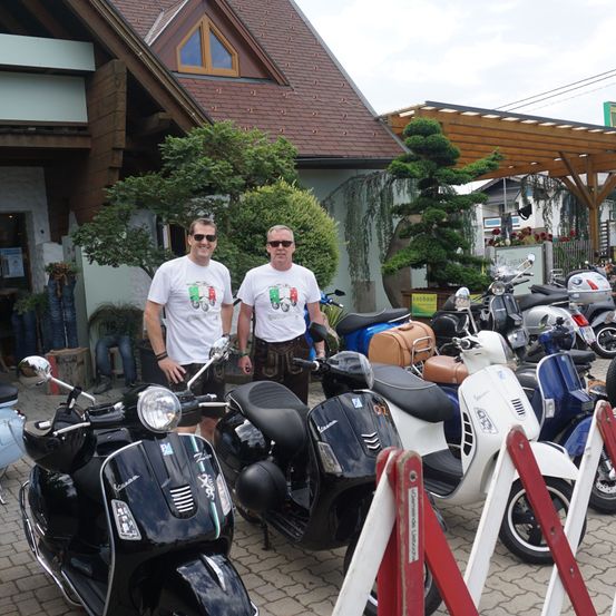 Bild enthält, Helmet, Motorcycle, Glasses, Person, Scooter, Motor Scooter, Adult, Male, Man, Handbag