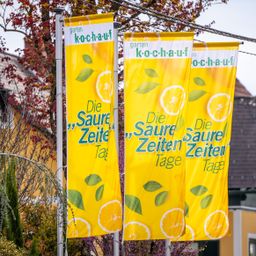 Bild enthält, Banner, Text, Advertisement