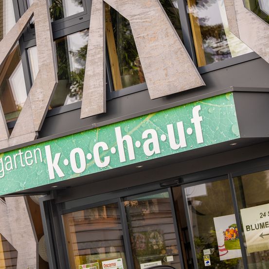 Bild enthält, Sign, Symbol, Building, Shop