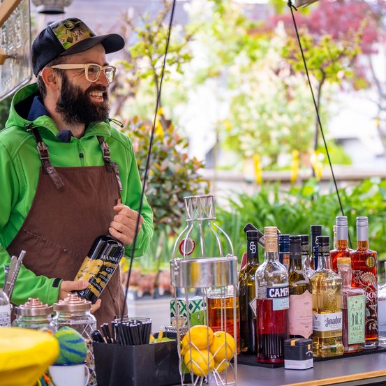 Bild enthält, Adult, Male, Man, Person, Cup, Hat, Glasses