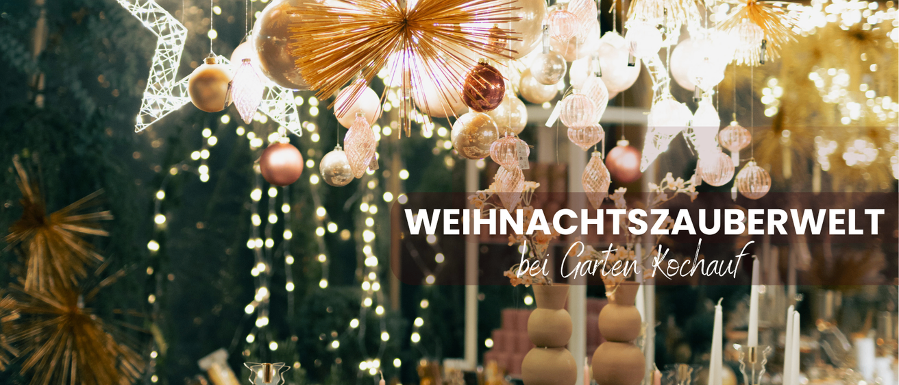 Ein festliches Bild von goldenen Weihnachtskugeln und Lichtern, die an einer Decke hängen. Das Bild enthält den Text 'Weihnachtszaun bei Garten Koch'.