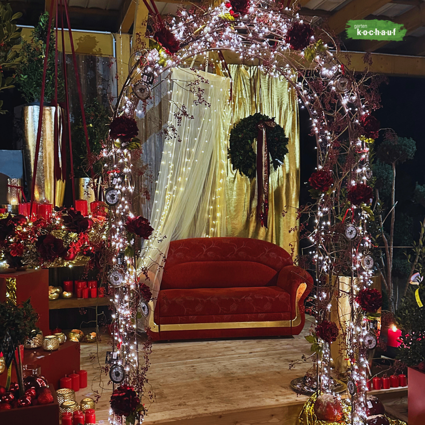 Bild enthält, Couch, Furniture, Christmas, Christmas Decorations, Festival, Christmas Tree