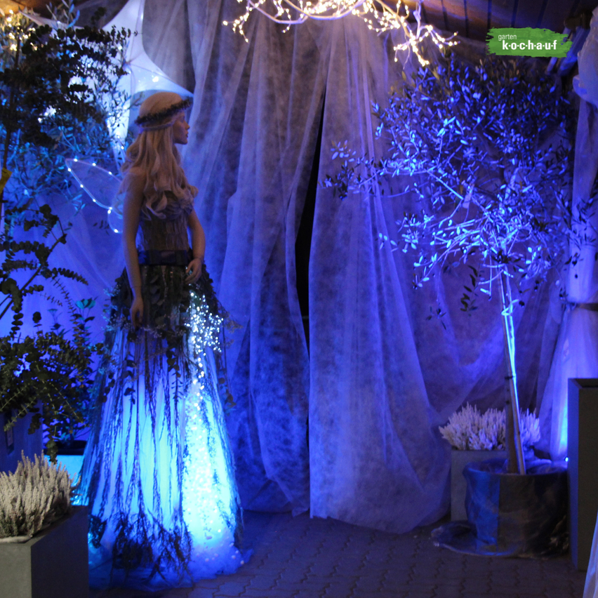 Bild enthält, Dress, Evening Dress, Formal Wear, Lighting, Fashion, Gown, Adult, Female, Person, Woman