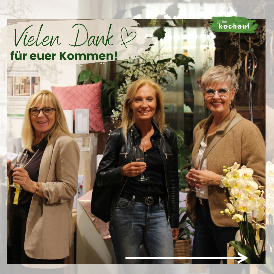 Drei lächelnde Frauen stehen vor einer Pflanze mit Blumen. Die Frau auf der linken Seite hält ein Glas, während die Frau in der Mitte ein Weinglas hält. Die Frau auf der rechten Seite trägt eine Brille. Der Text darüber lautet 'Vielen Dank fur euer Kommen!'.