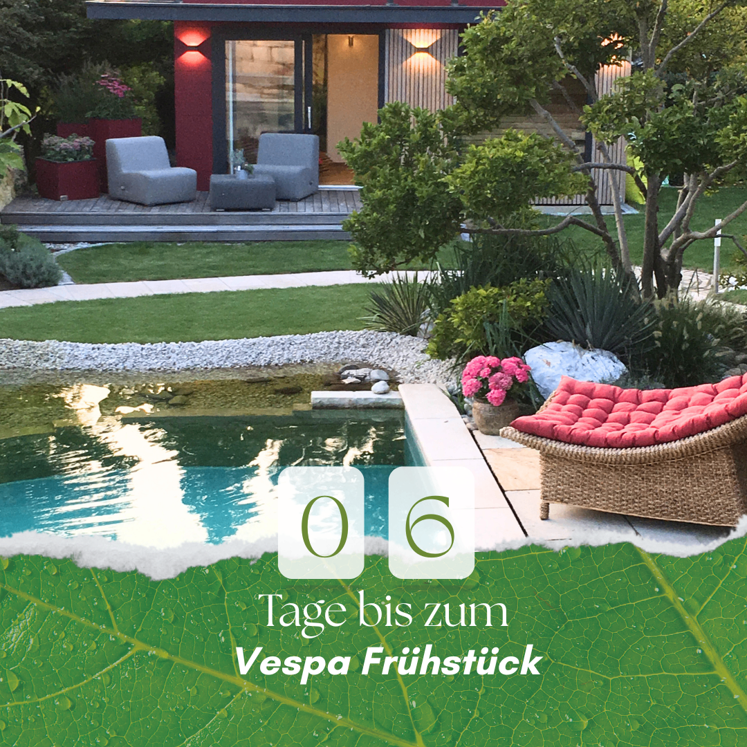 Ein Garten mit Pool und Gartenmöbeln, ein rotes Sofa in der Nähe des Pools und ein Haus im Hintergrund. Der Text lautet '06 Tage bis zum Vespa Frühstück'.
