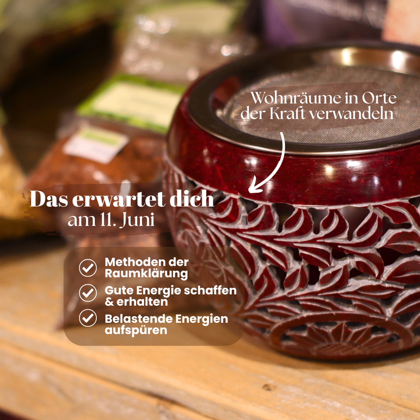 A red ceramic candle holder with intricate designs and a filter on top. Blurred background with various items. Text reads 'Das erwartet dich am 11. Juni'. Features like 'Methoden der Raumklarung', 'Good energy creation & preservation', and 'Purging stagnant energies'.