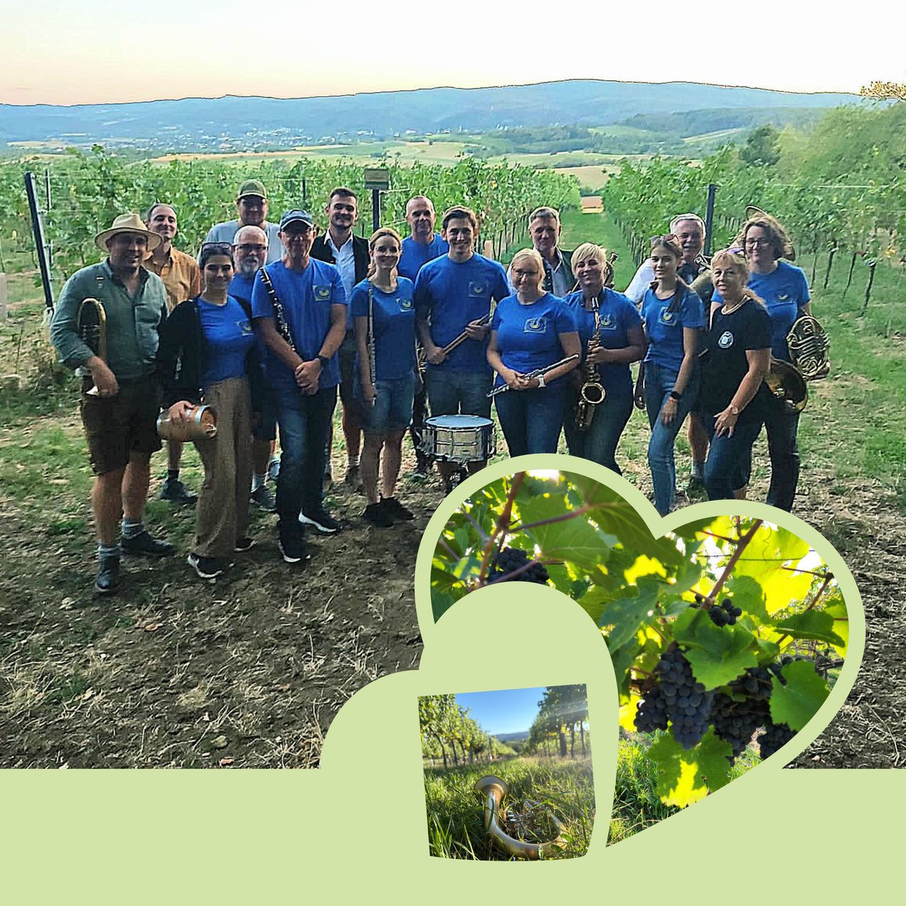 Eine Gruppe von Musikern in blauen Shirts und Hüten steht in einem Weinberg mit Musikinstrumenten und einem herzförmigen Traubencluster im Vordergrund.