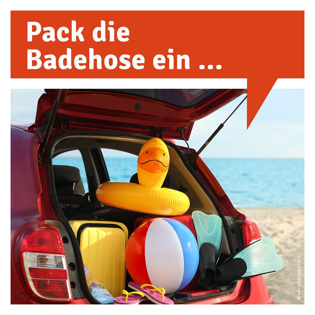 Ein rotes Auto mit offenem Kofferraum am Strand, gepackt mit Strandutensilien wie Ball, Schwimmring und Schnorcheln. Eine Sprechblase lautet 'Pack die Badehose ein...'.