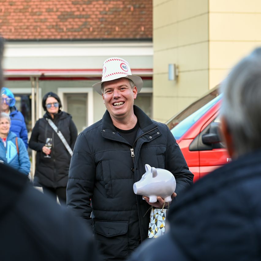 Bild enthält, Finger, Person, Hat, Cap, Adult, Male, Man, Coat, Baseball Cap, Woman