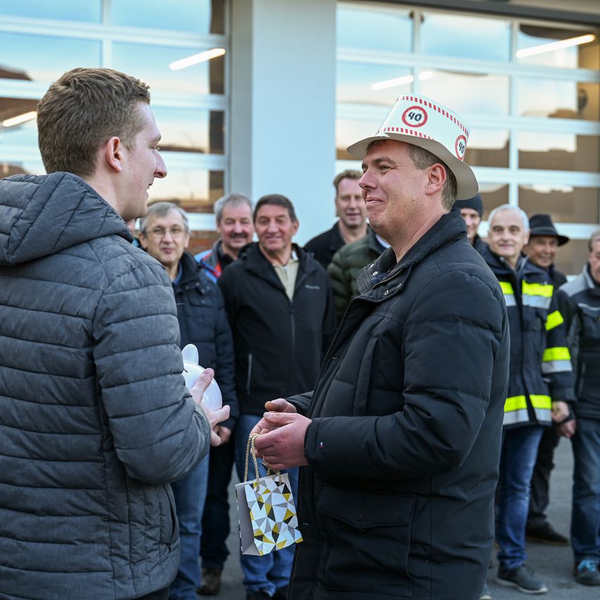 Bild enthält, Coat, Jacket, Jeans, Adult, Male, Man, Person, Hat, Cap, Shoe