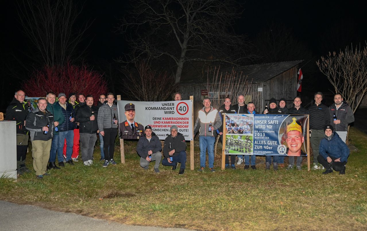 Bild enthält, People, Person, Pants, Banner, Text, Advertisement, Coat, Jacket, Face, Grass