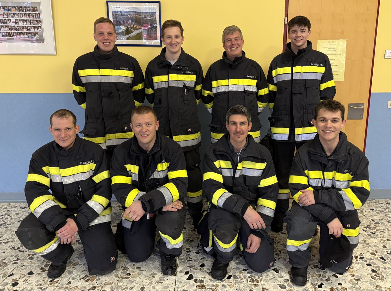 Bild enthält, People, Person, Adult, Male, Man, Coat, Jacket, Fireman, Shoe, Face