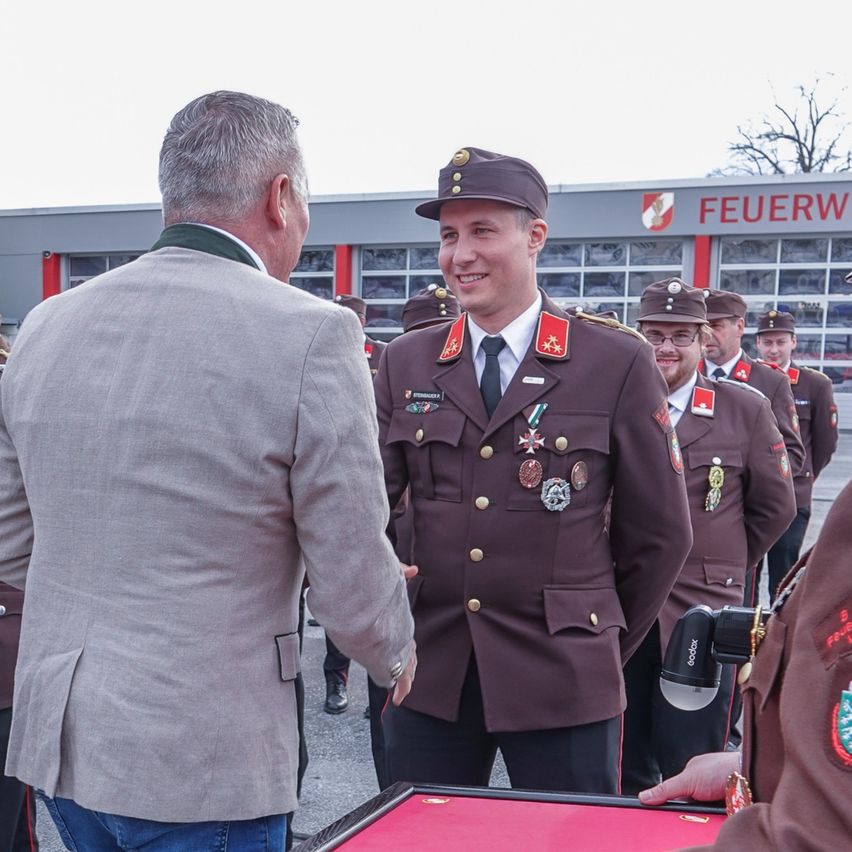 Bild enthält, Adult, Male, Man, Person, Officer, Jeans, Military, Military Officer, Face, Captain