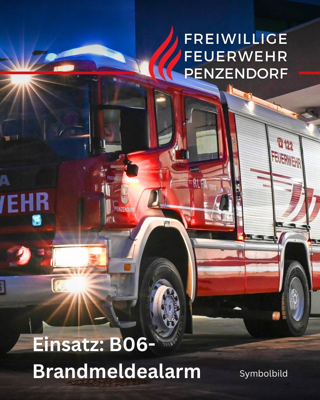 Ein roter Feuerwehrwagen mit der Aufschrift 'Feuerwehr Penzendorf' und 'Einsatz: B06-' vorne und an der Seite, vor einem Gebäude geparkt.