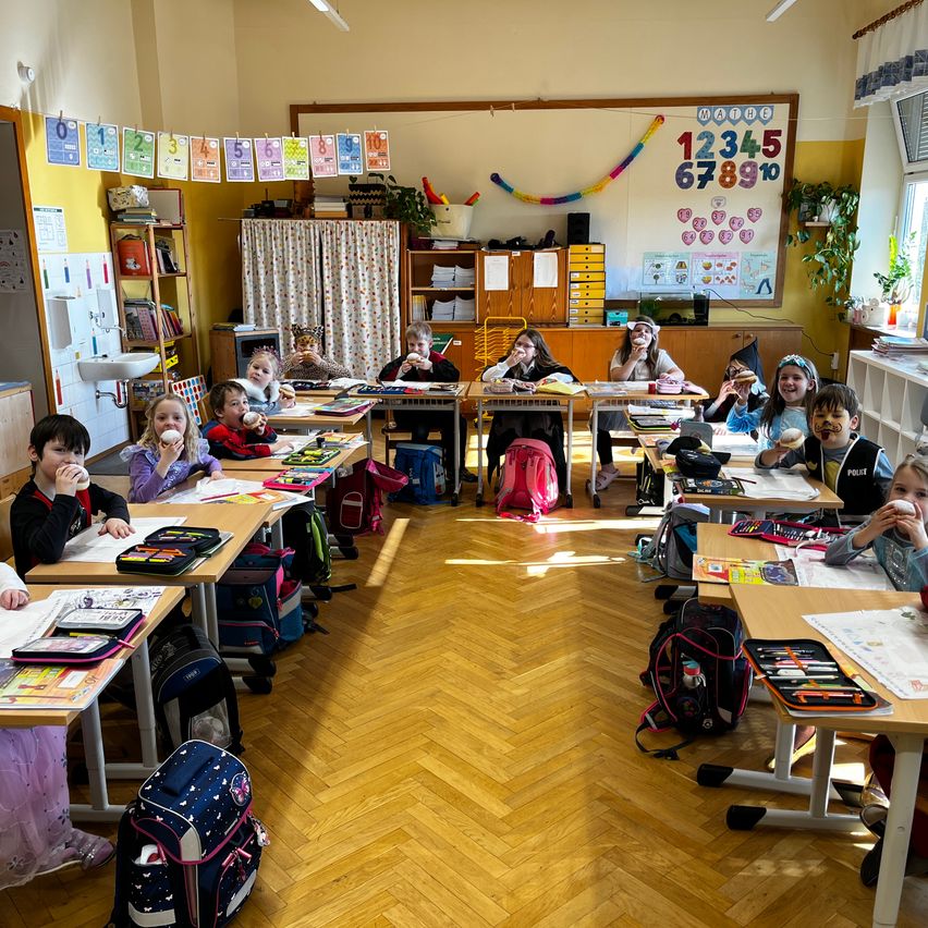 Bild enthält, Building, School, Person, Boy, Child, Male, Classroom, Female, Girl, Student