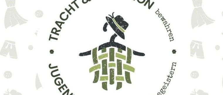 Ein kreisförmiges Design mit einer Person, die ein gewebtes Tuch mit dem Text 'Tracht & Tradition' um sich herum hält. Es zeigt Logos und Texte von Organisationen wie der Europäischen Union und dem Land Brandenburg.